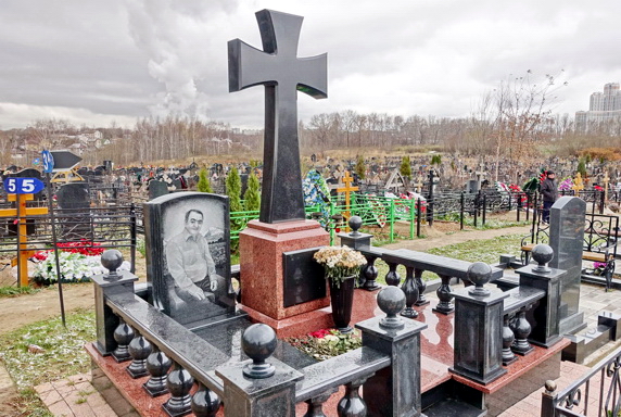 Высокий памятник из гранита в форме креста